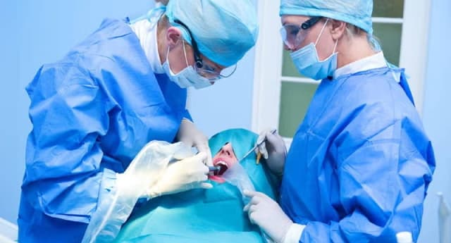 Imagen /images/cirugia-oral.jpg